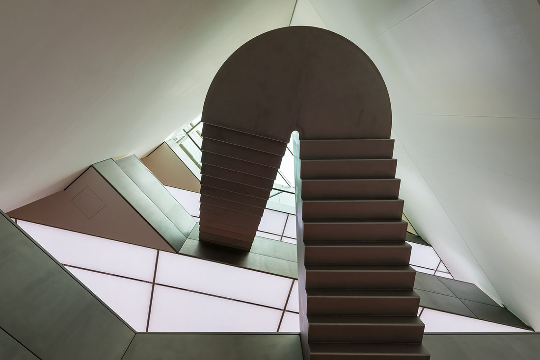 Horten-Collection Museum Treppenuntersicht im Atrium, Lichtdecken mit tunable white LED-Modulen mit Blick von unten auf die einzelnen Stockwerke